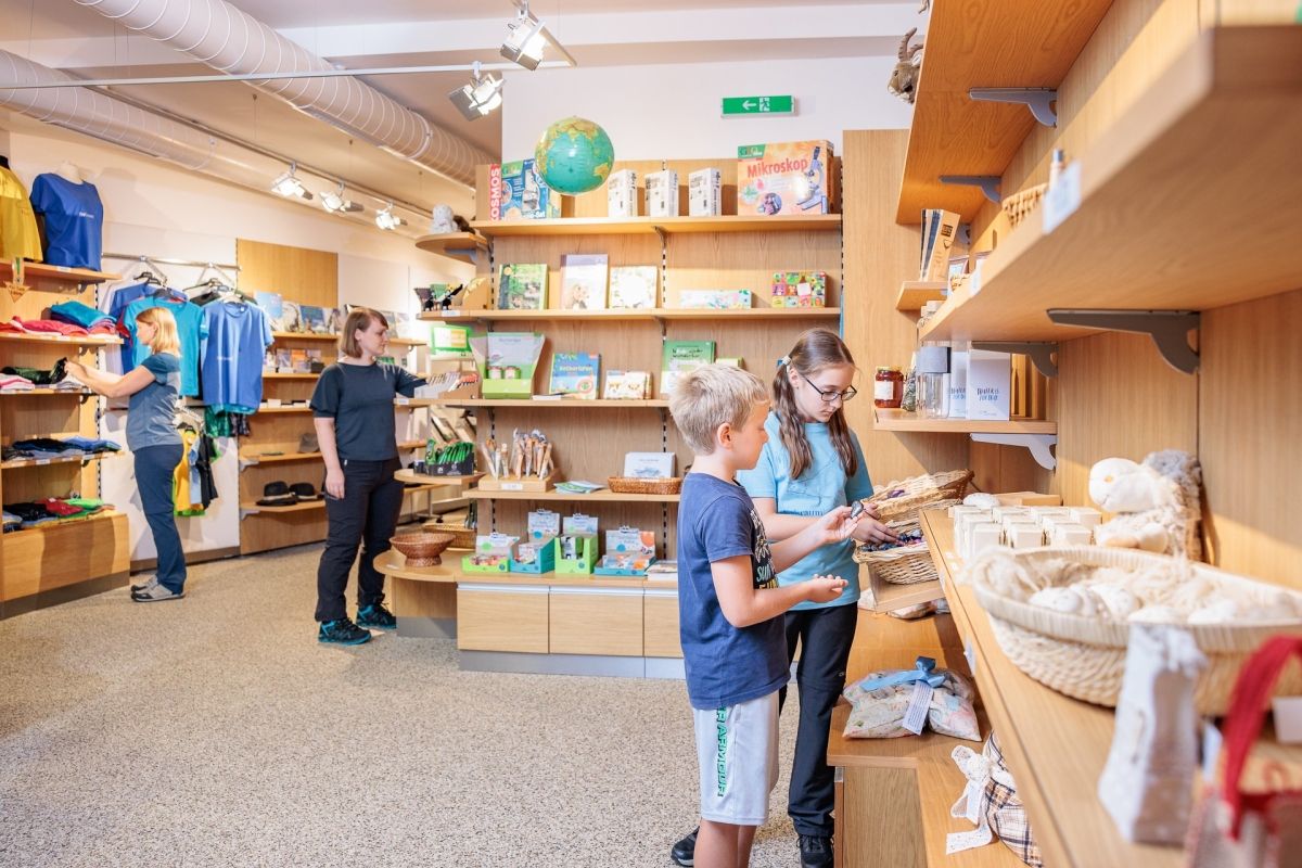 2 Kinder und 2 Frauen schauen sich im Nationalparkshop um