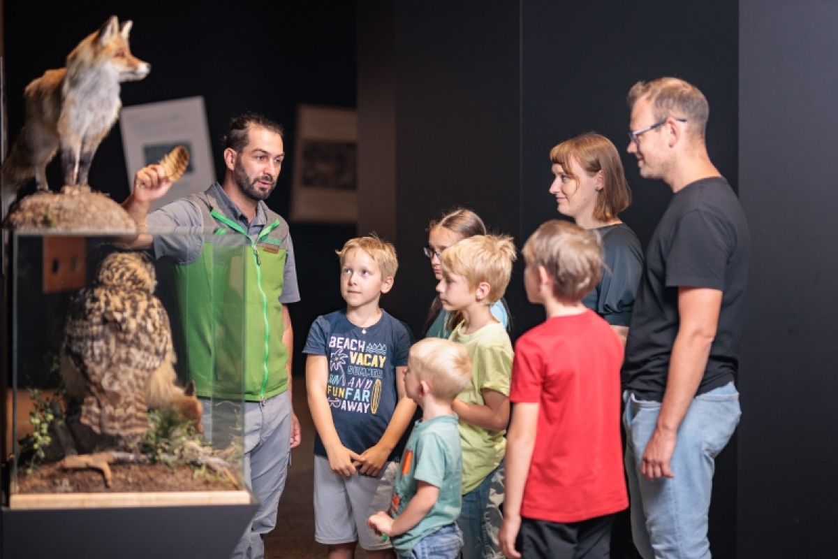 Ein Ranger bei einer Erklärung für eine Familie im Besucherzentrum 