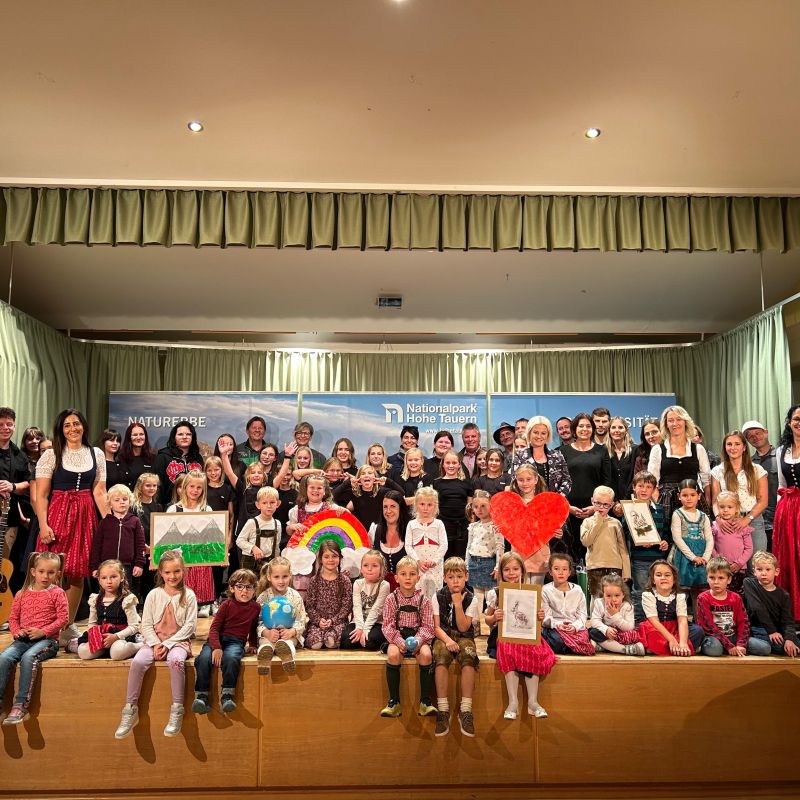 Feierlicher Projektabschluss in Obervellach: Ein Jahr reich an Naturerlebnissen, Bildungsangeboten und wertvollen Begegnungen fand am 22. Oktober 2026 im Kultursaal seinen krönenden Abschluss.