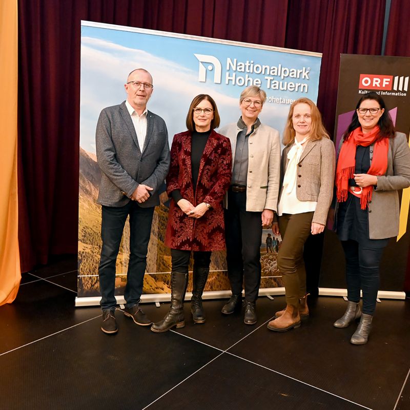 v.l.nr.: Bürgermeister Klaus Rüscher (Nationalparkgemeinde Malta), Manuela Strihavka (ORF III – Sendungsverantwortung Land der Berge), Barbara Pucker (Nationalparkdirektorin), Eva-Maria Berger (Produzentin - embfilm GmbH) und LR Sara Schaar (Nationalpark-Referentin).