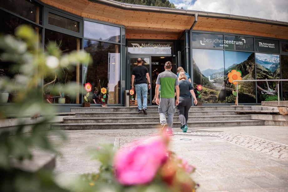 Außenansicht vom Besucherzentrum Mallnitz, Eingang, vor blauem Himmel 