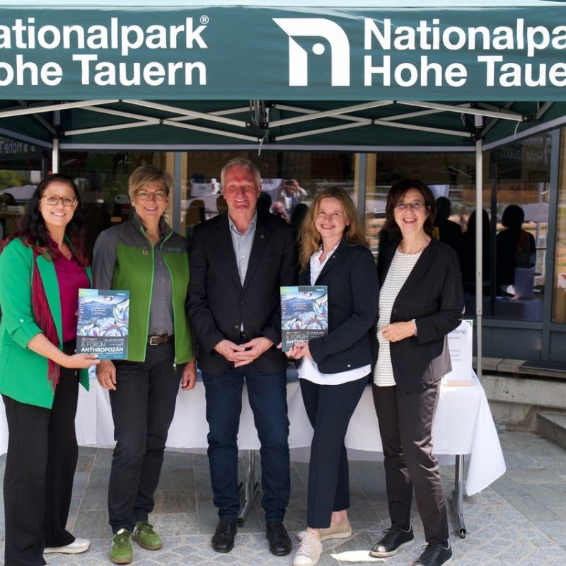 LR Sara Schaar (Nationalparkreferentin), Barbara Pucker (Nationalparkdirektorin, Bgm. Günther Novak (Bürgermeister), Sabine Seidler (Initiatorin Forum Anthropozän) und Christine Muttonen (Vizepräsidentin von AIES und Co-Präsidentin von PNND) beim Forum Anthropozän in Mallnitz.