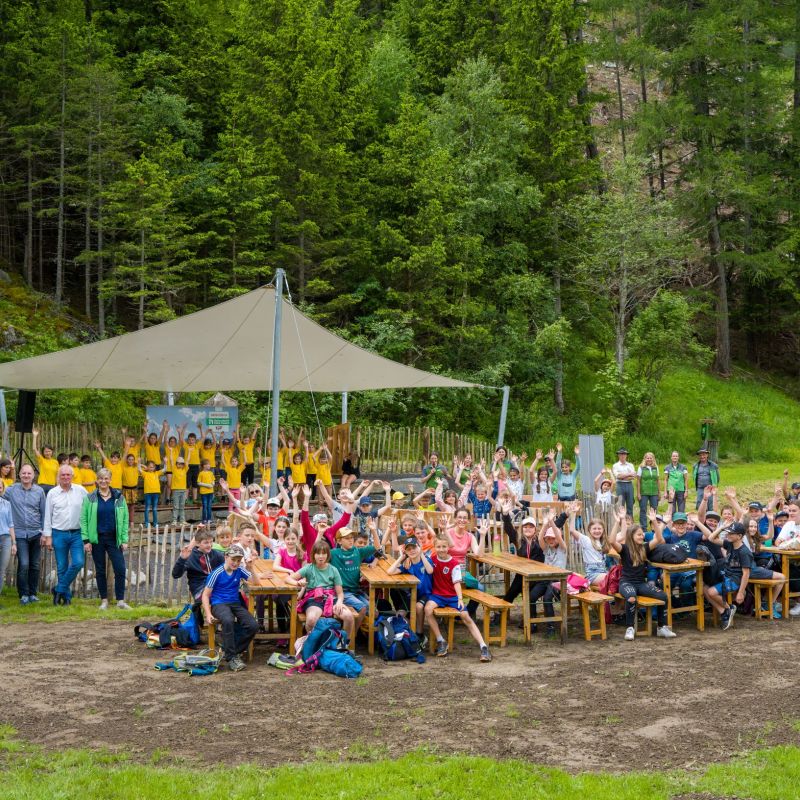 Feierliche Überreichung der Urkunden über die erfolgreiche Teilnahme am Partnerschulunterricht an die jungen Nationalparkfans beim neuen Nationalpark-Outdoor-Klassenzimmer